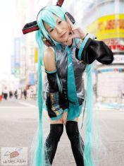 つるぺた乳首をいじられ何度もイッちゃうチビっ子コスプレイヤー