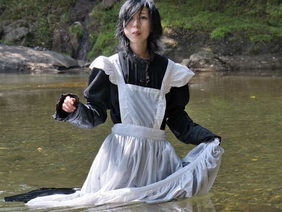 娘　川遊び　はだか 